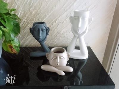 Vaso minimalista in ceramica con testa astratta