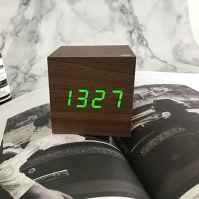 Scandinavische spraakgestuurde LED-wekker – USB-oplaadbaar, modern ontwerp met helder display