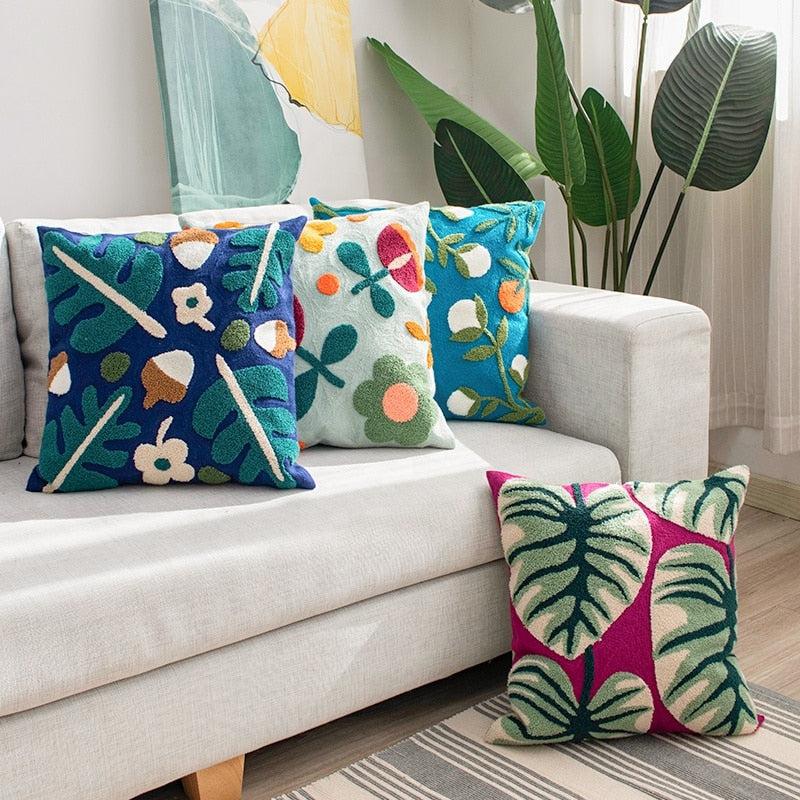 BotanicaLuxe – Knitted Cushion Cover with Lush Floral & Jungle Pattern