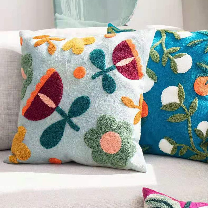 BotanicaLuxe – Knitted Cushion Cover with Lush Floral & Jungle Pattern