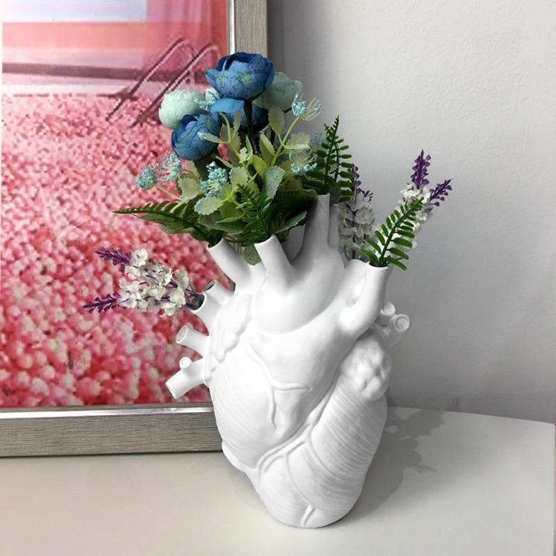 Vaso in ceramica a forma di cuore anatomico