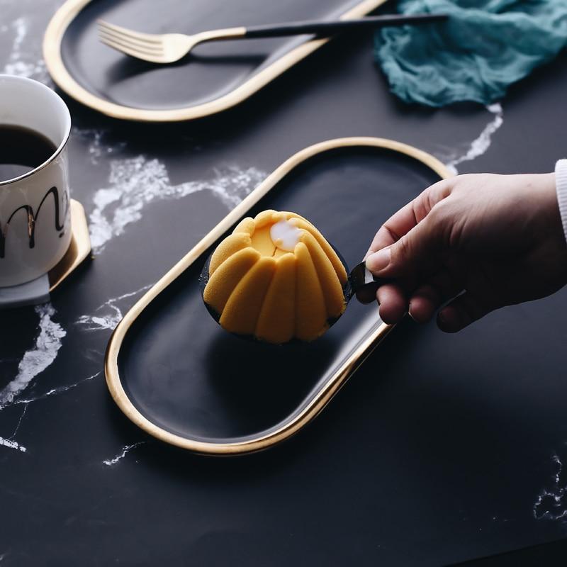 Assiettes en céramique à rayures noires et dorées