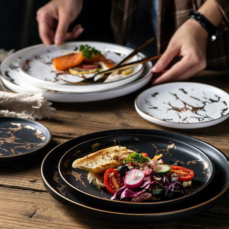 Plato de cena de mármol con bordes dorados de lujo