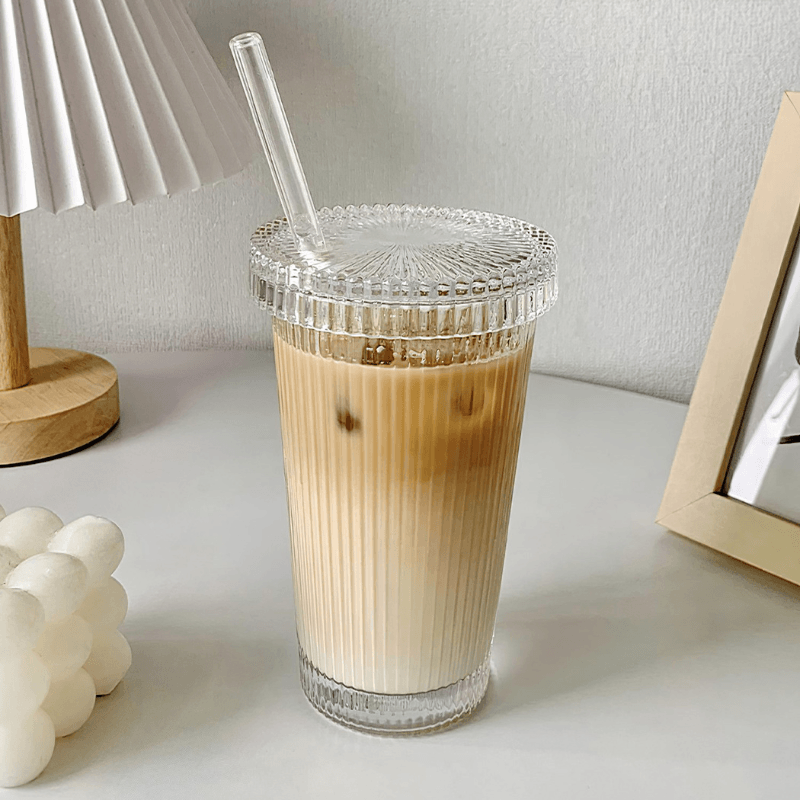 Tasse en verre strié avec paille