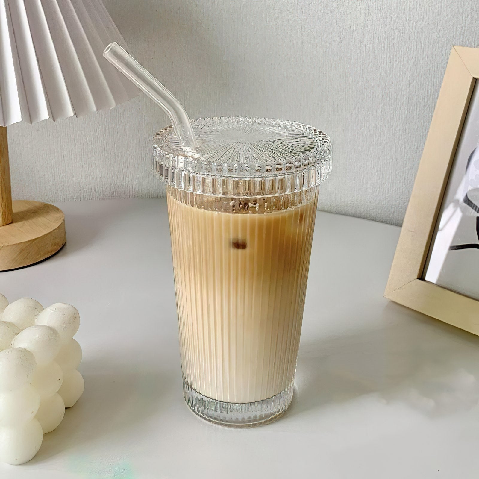 Tasse en verre strié avec paille