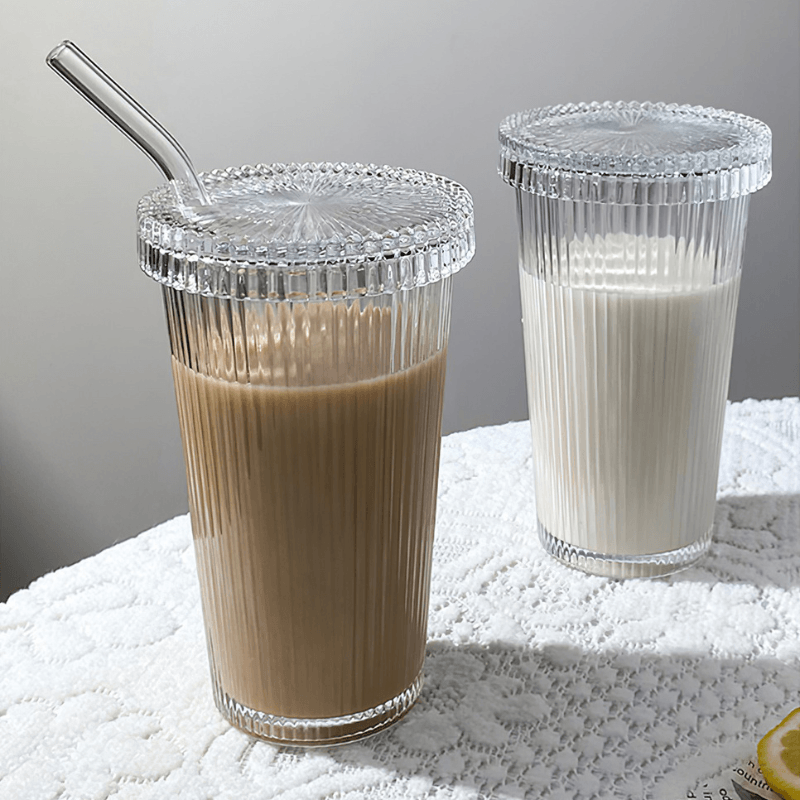 Tasse en verre strié avec paille