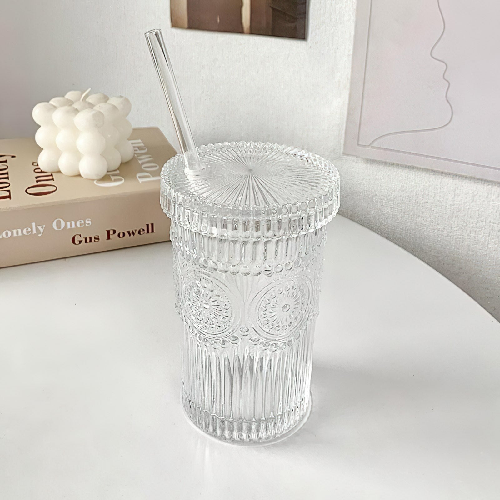 Vaso de vidrio estriado con forma de girasol y pajita