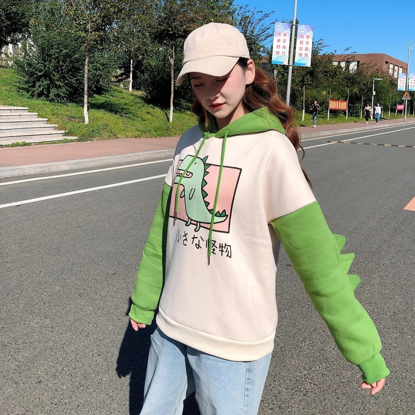 Sudadera con capucha con diseño de dinosaurio japonés