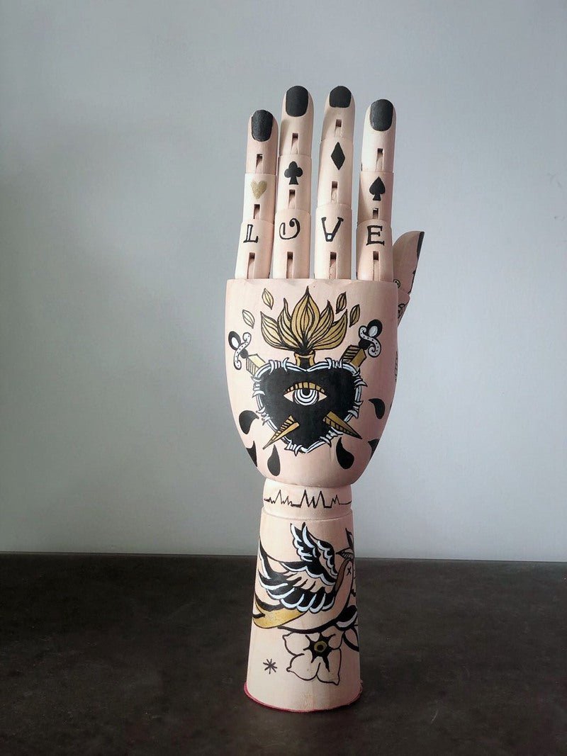 Sculpture de mains de mannequin tatouées | Porte-bijoux