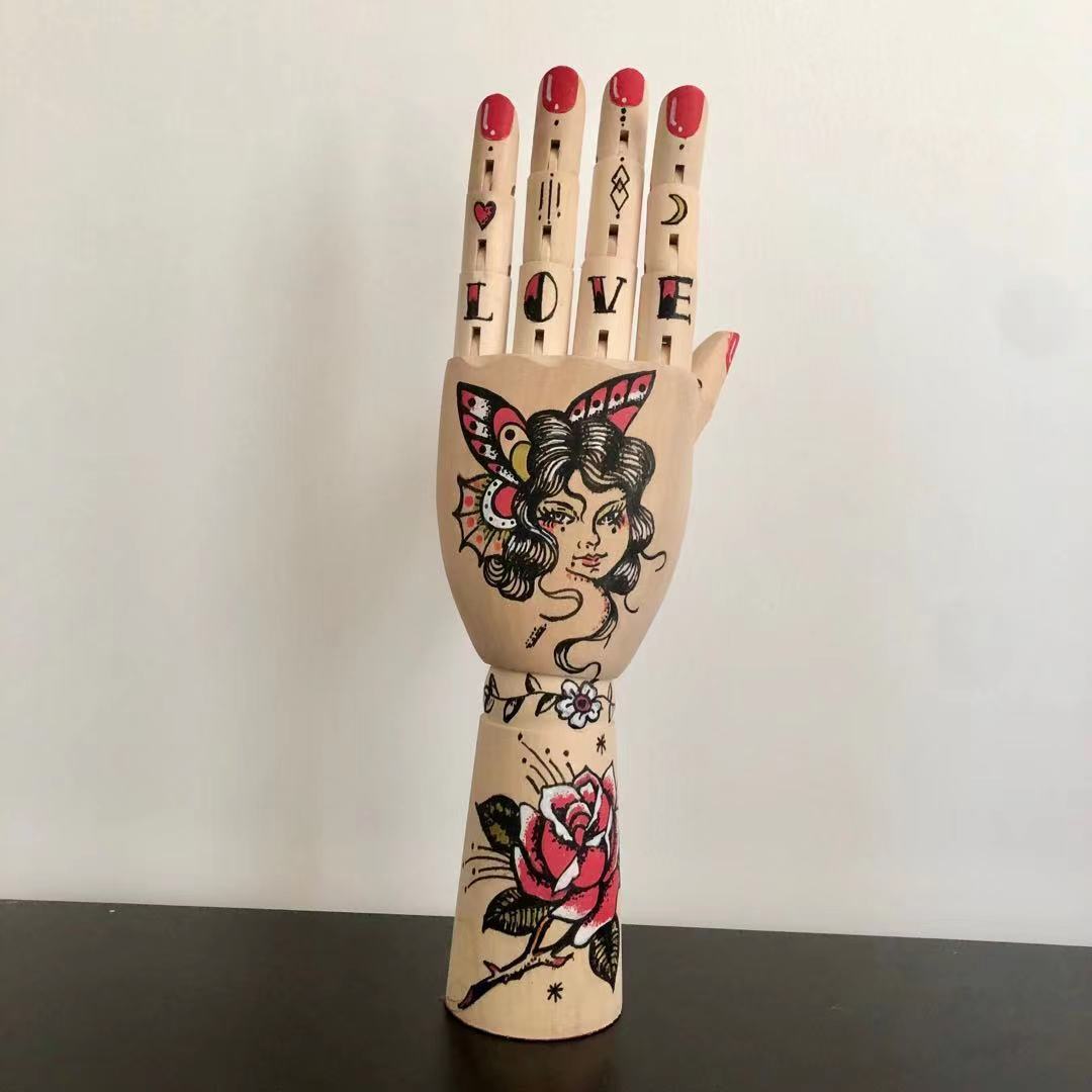 Sculpture de mains de mannequin tatouées | Porte-bijoux