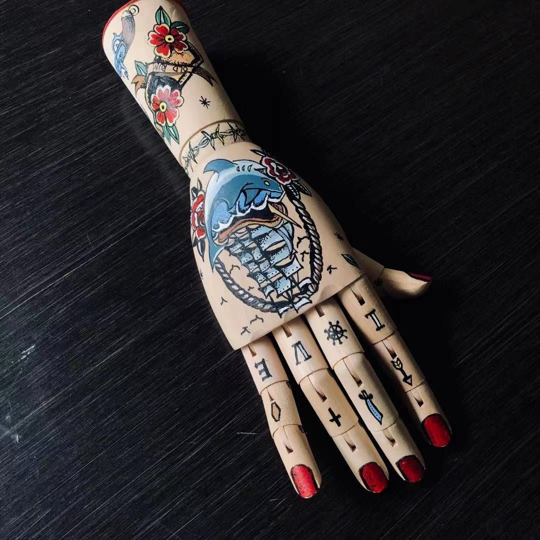 Sculpture de mains de mannequin tatouées | Porte-bijoux