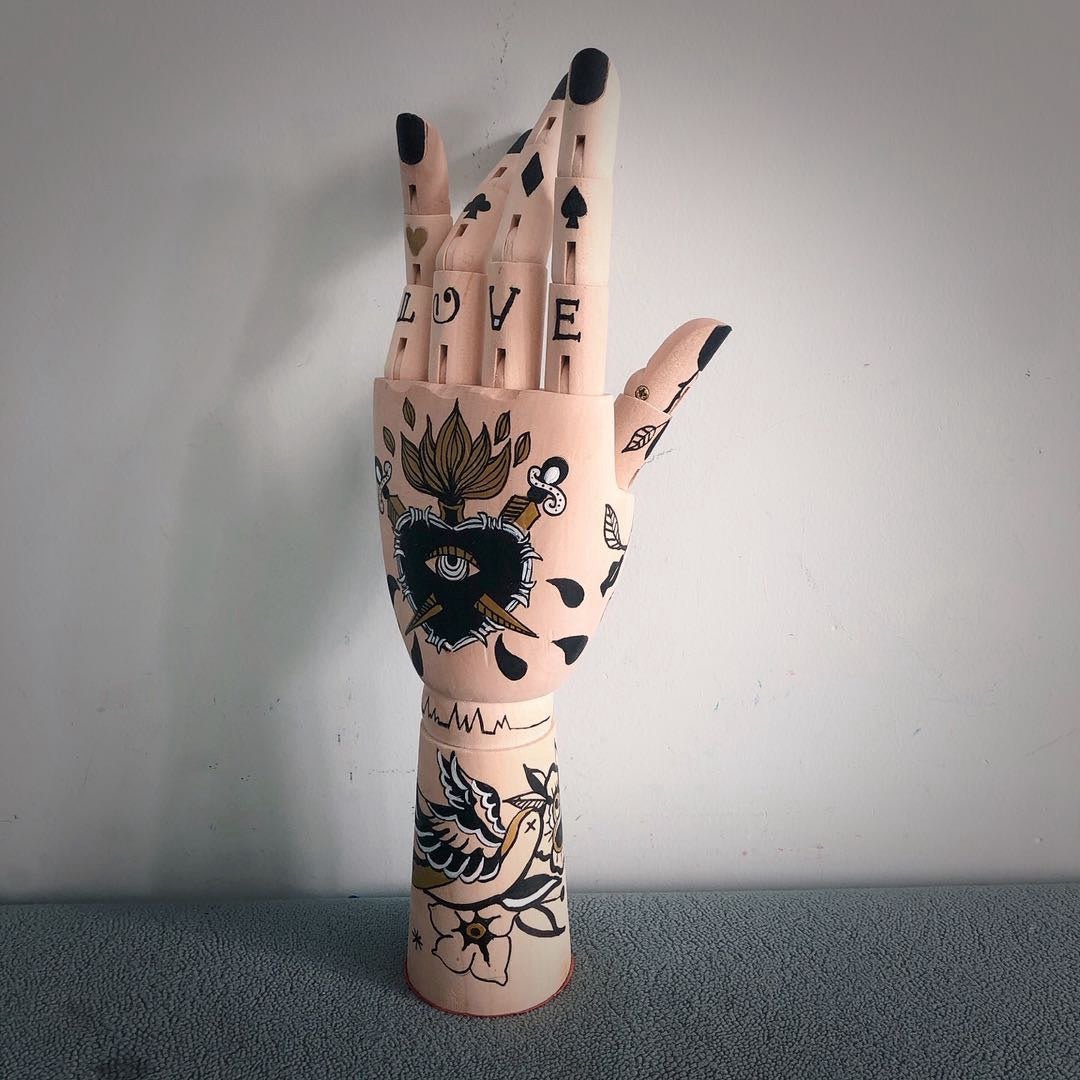 Sculpture de mains de mannequin tatouées | Porte-bijoux