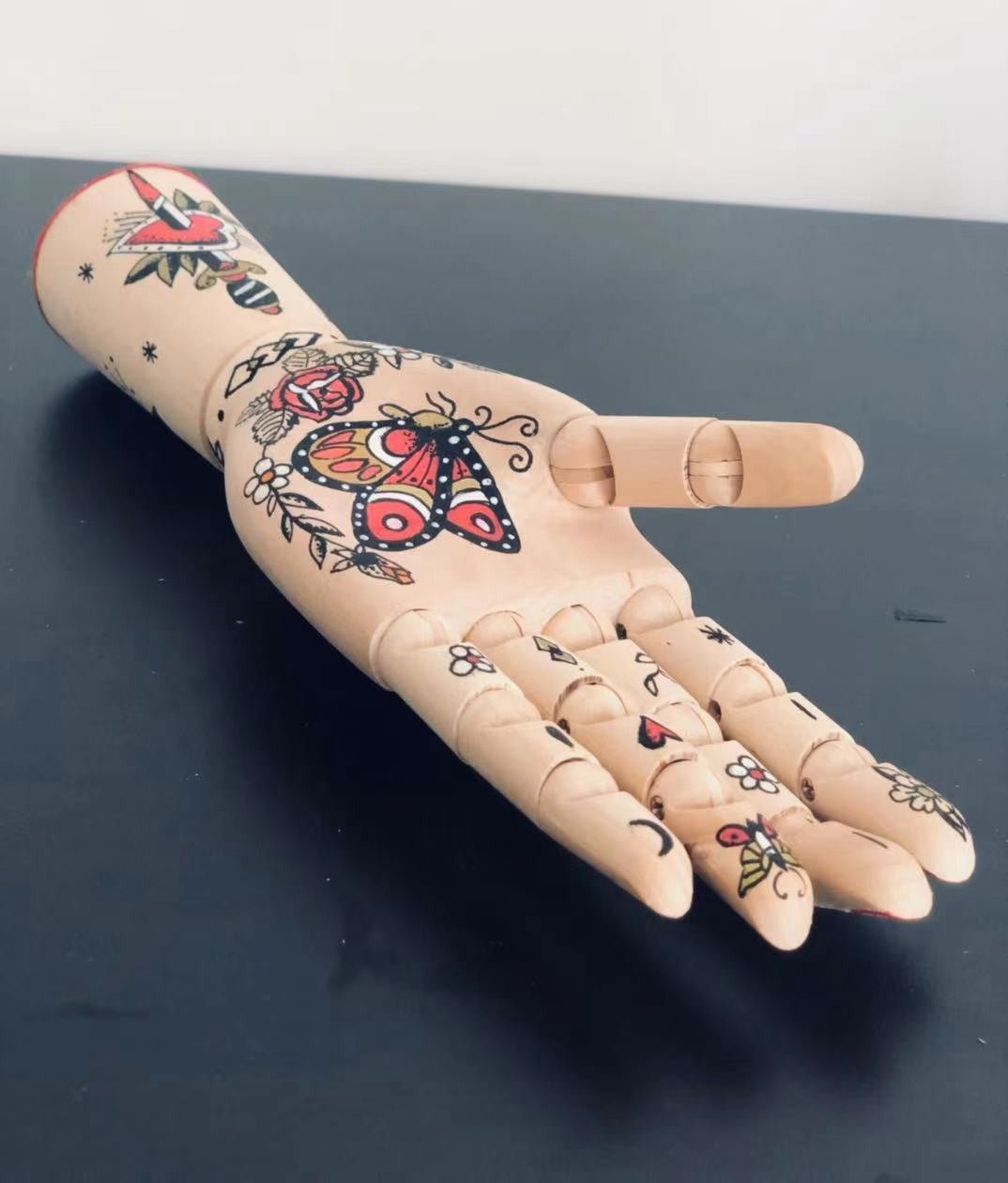 Sculpture de mains de mannequin tatouées | Porte-bijoux