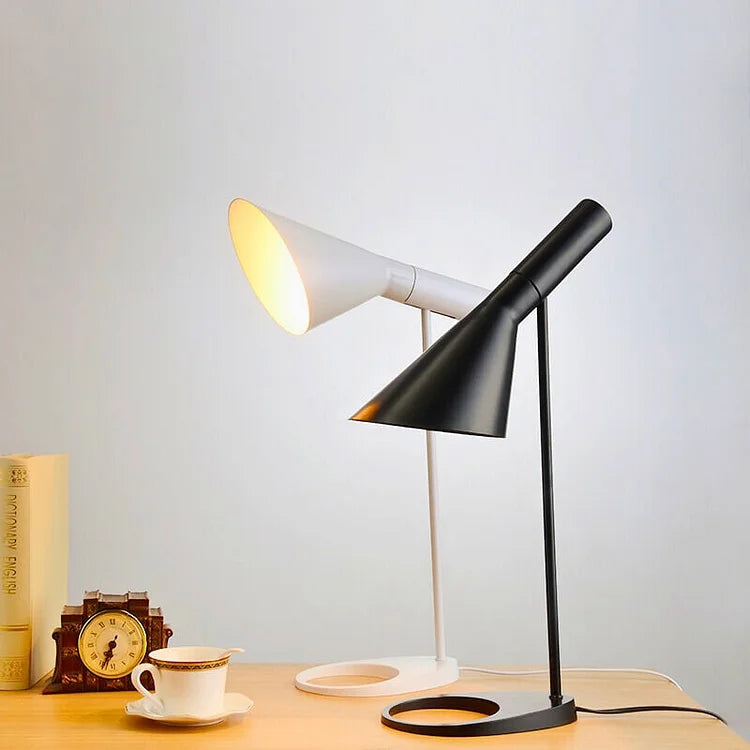 MinimalGlow - Modern LED-bordslampa med elegant design